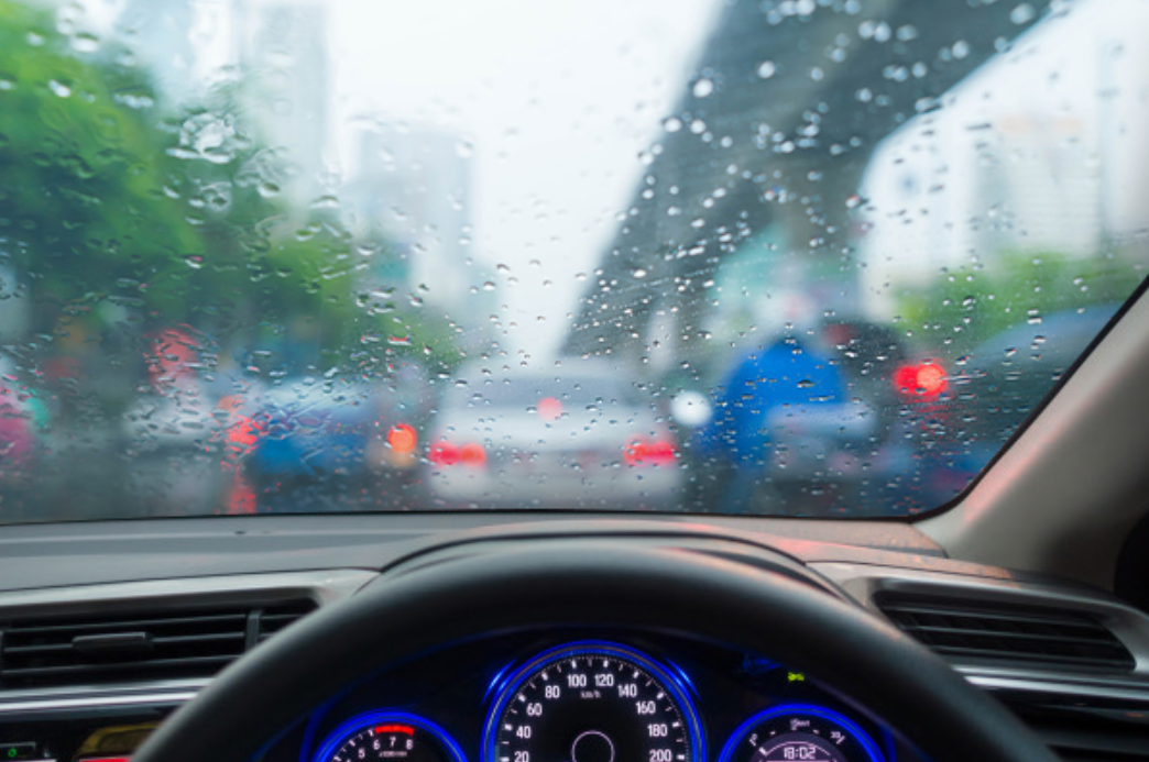 Simak Nih, Mobil Berpotensi Tersambar Petir Saat Hujan Deras